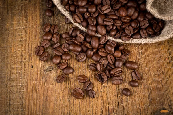 Coffee beans on grunge wooden background — Stock Photo, Image