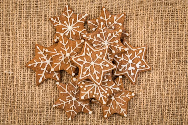 Bolinhos de pão de gengibre em forma de estrela — Fotografia de Stock