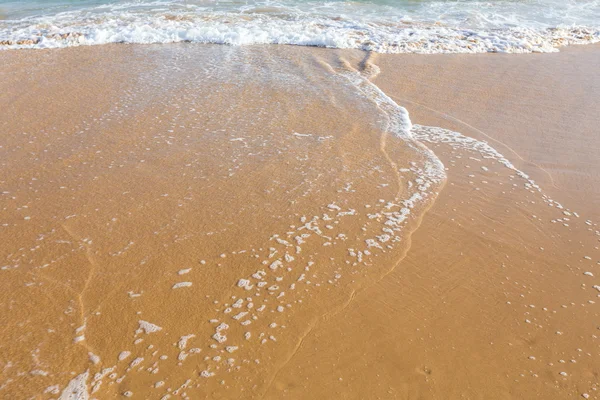 Bela água mediterrânea batendo na costa — Fotografia de Stock