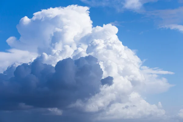 Blauwe lucht met wolken — Stockfoto