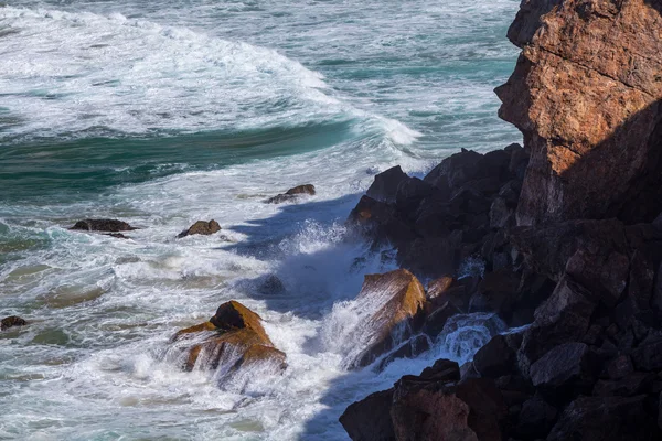 Agua, olas y rocas — Foto de Stock