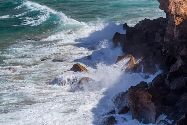 Água, ondas e rochas — Fotografia de Stock