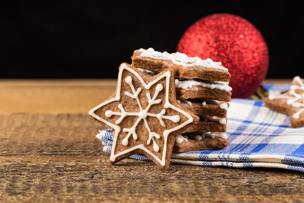 Decorazione natalizia con biscotti di pan di zenzero — Foto Stock