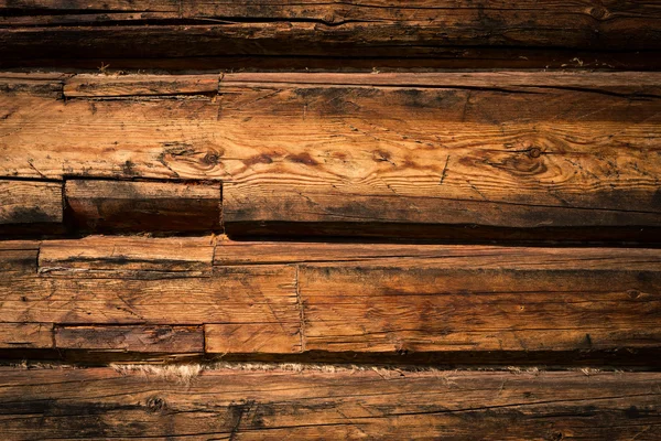 Holzwand aus Baumstämmen — Stockfoto