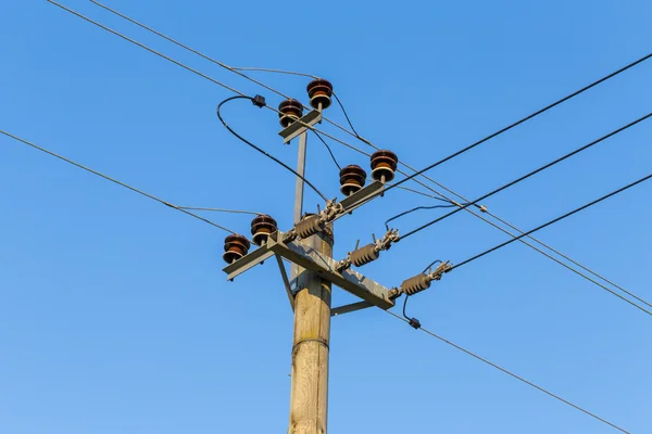 Old wooden power transmission pole with wires — Stock Photo, Image