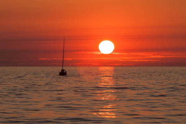 Naviguer au coucher du soleil — Photo
