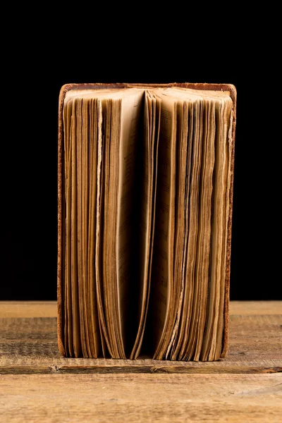 Starověká kniha střílel na černém pozadí — Stock fotografie