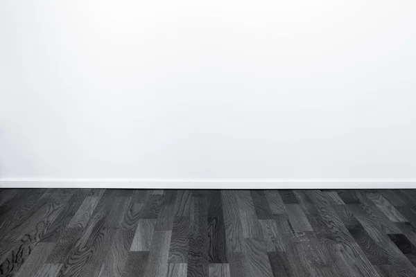 Boş beyaz duvar ve ahşap zemin — Stok fotoğraf