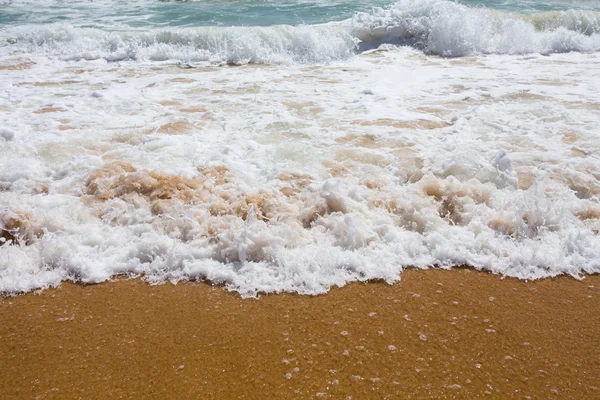 Wunderschönes mediterranes Wasser, das am Ufer plätschert — Stockfoto
