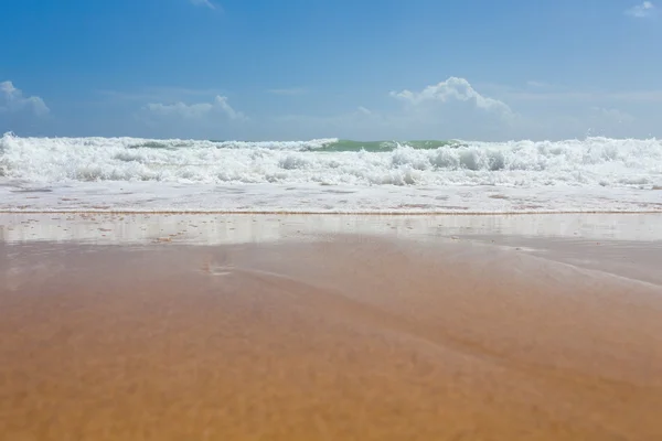 Красивая средиземноморская вода, кружащаяся на берегу — стоковое фото