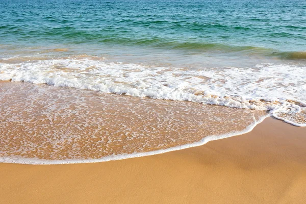 Красивая средиземноморская вода, кружащаяся на берегу — стоковое фото
