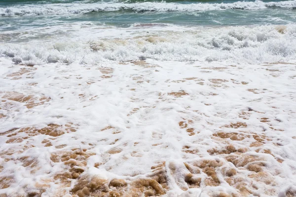 Bela água mediterrânea batendo na costa — Fotografia de Stock