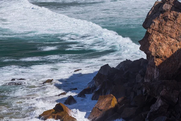 Água, ondas e rochas — Fotografia de Stock