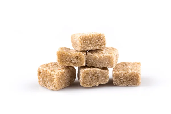 Kostki cukru brązowego na białym tle — Zdjęcie stockowe