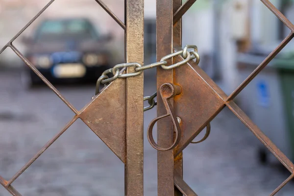 Vecchia serratura in metallo sulla catena — Foto Stock