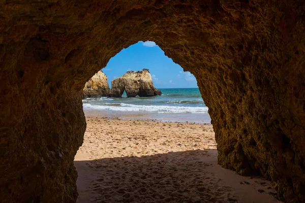 Loch einer großen Höhle, Algarve portugal — Stockfoto