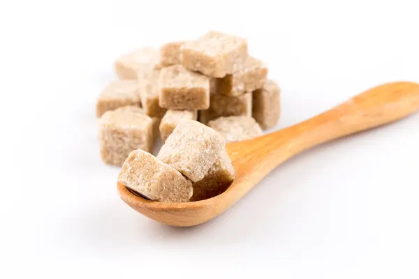 Açúcar mascavo numa colher de madeira — Fotografia de Stock