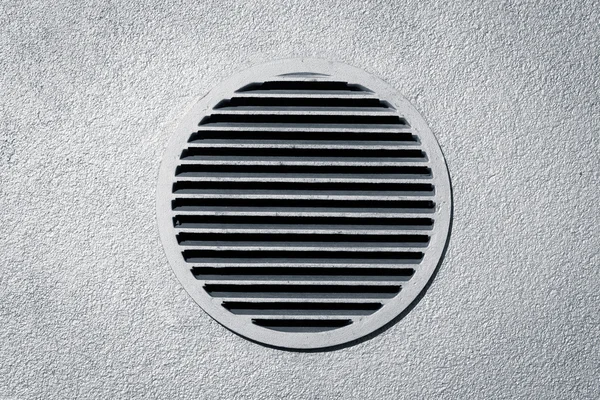 Vent window on gray concrete wall — Stock Photo, Image