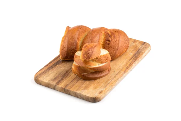Pão fatiado em uma tábua de corte de madeira — Fotografia de Stock