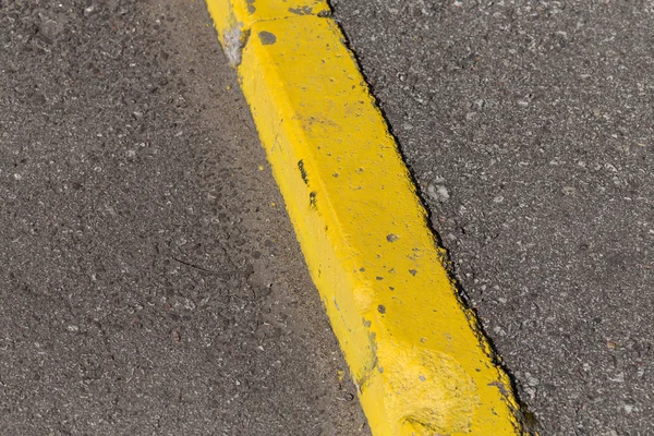 黄色の縁石の境界線 — ストック写真