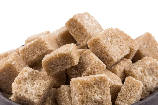 Cubos de açúcar mascavo isolados — Fotografia de Stock