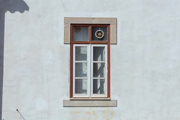 Разбитое окно — стоковое фото