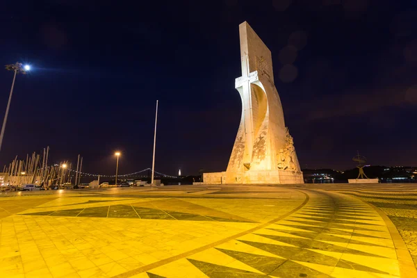 Padrao dos descobrimentos, Lissabon, Portugal, nachts — Stockfoto