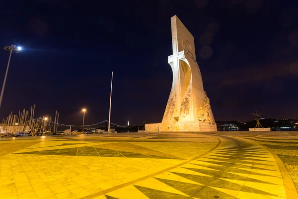 Padrao dos Descobrimentos, Lisbon, Portugal, at night — Stock Photo, Image