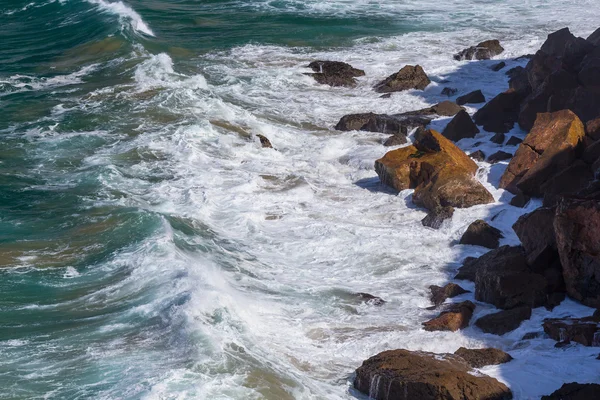 Νερό, κύματα και πετρώματα — Φωτογραφία Αρχείου