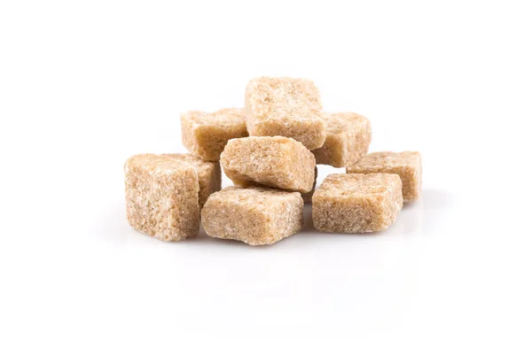 Heap cubos de açúcar mascavo isolados — Fotografia de Stock