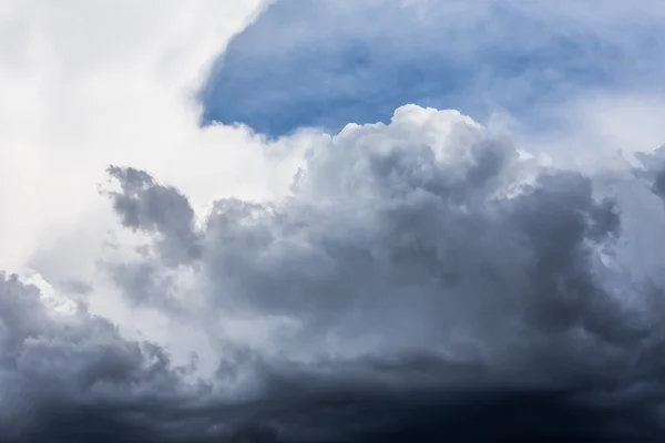 Donkere storm wolken voor regen — Stockfoto