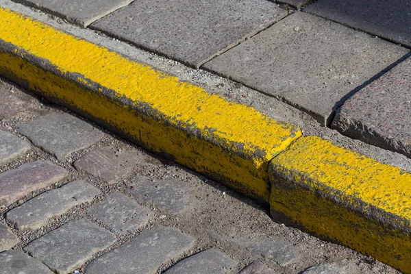 Borda de pedra de freio amarelo — Fotografia de Stock