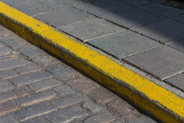 Yellow curb stone border — Stock Photo, Image