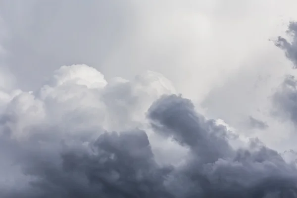 Donkere storm wolken voor regen — Stockfoto