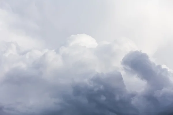Donkere storm wolken voor regen — Stockfoto