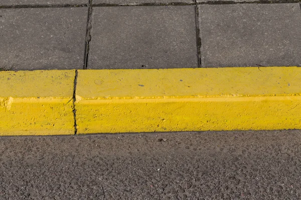Borda de pedra de freio amarelo — Fotografia de Stock