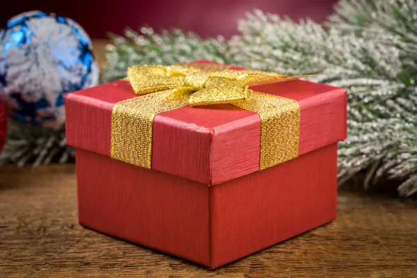 Caja de regalo con elementos navideños — Foto de Stock