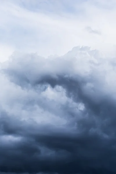 Donkere storm wolken voor regen — Stockfoto