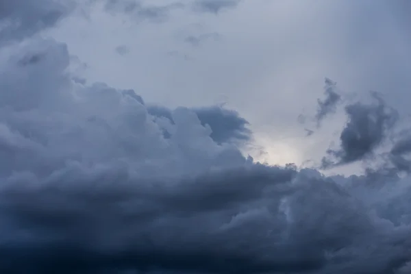 Donkere storm wolken voor regen — Stockfoto