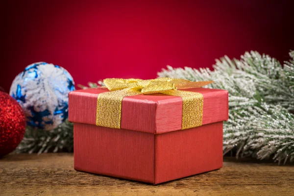 Caja de regalo con elementos navideños — Foto de Stock