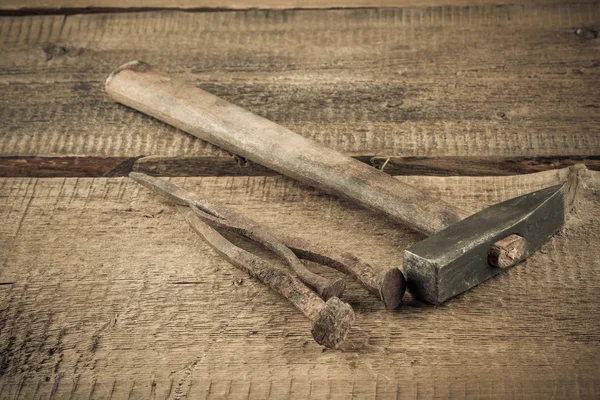 Vintage hammare med naglar på trä bakgrund — Stockfoto