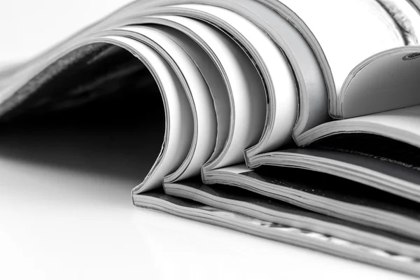 Pila di riviste su sfondo bianco — Foto Stock