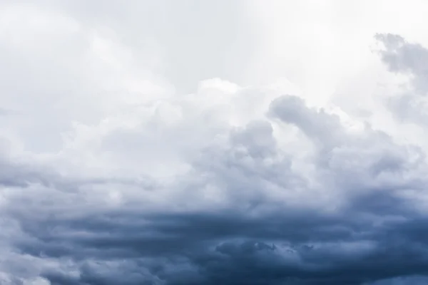 Donkere storm wolken voor regen — Stockfoto