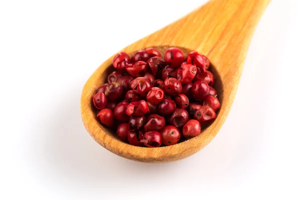 Red peppercorns in wooden spoon isolated — Stock Photo, Image