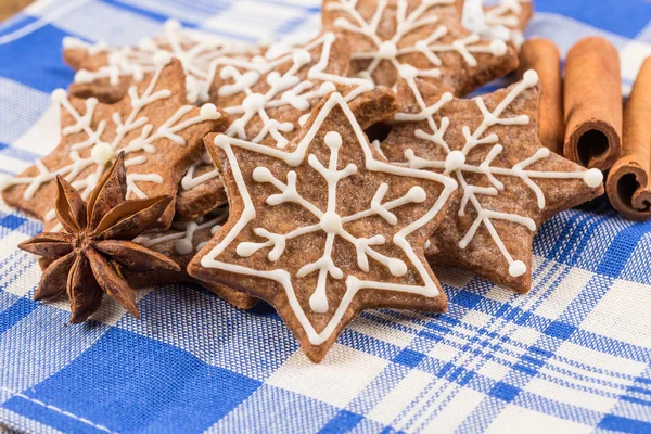 Christmas decoration with gingerbread cookies — Stock Photo, Image