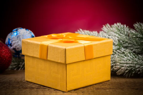 Caja de regalo con elementos navideños — Foto de Stock