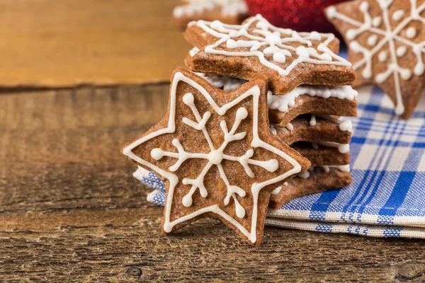 Decorazione natalizia con biscotti di pan di zenzero — Foto Stock