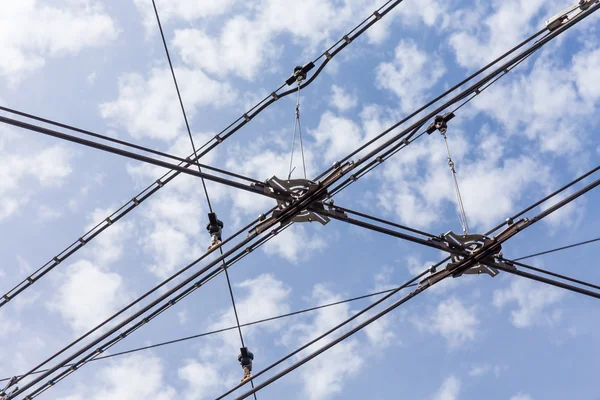 Trole trolleybus linhas de cabos elétricos — Fotografia de Stock