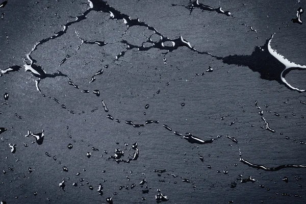 A sötét kő felszíni víz — Stock Fotó