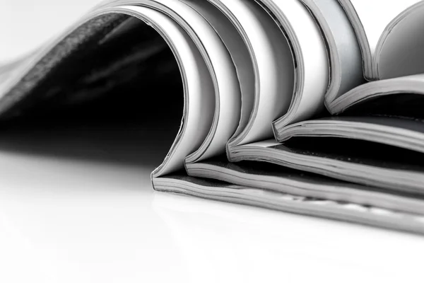 Beyaz arkaplanda bir yığın dergi — Stok fotoğraf